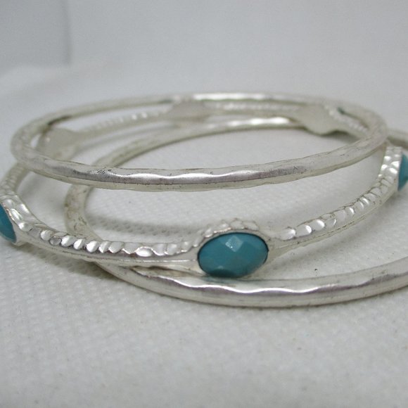 Cabochon Bangle Bracelet Oval Turquoise Plastic Cabochon SilverTone Metal Bangel - Picture 6 of 7
